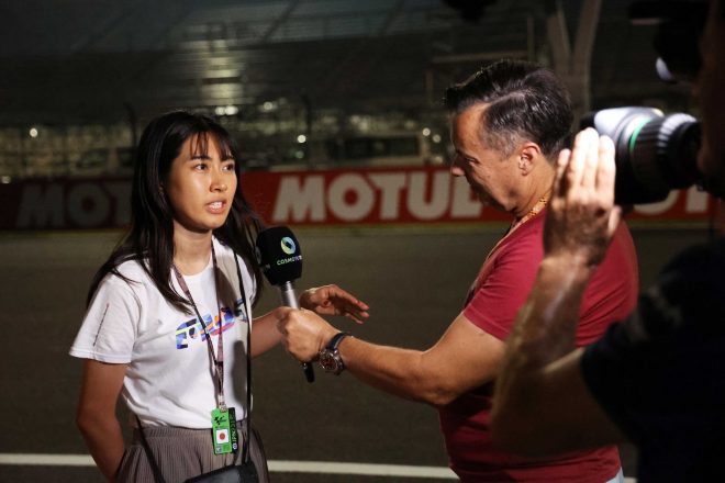 木曜日の夜、ホームストレートの端でインタビューを受けました。