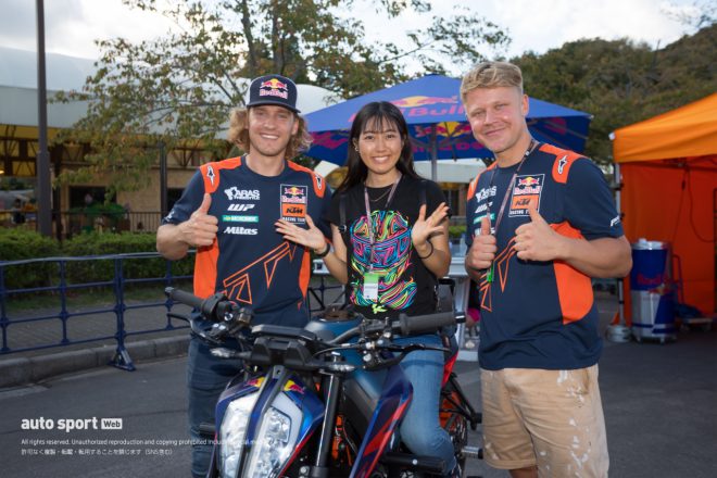 レッドブルアスリート・アラスと彼のアシスタントと。