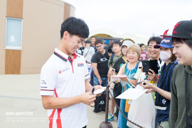 プレイベントの後ファンサービスをする小椋藍選手。ハートの色紙にタジタジでした（笑）