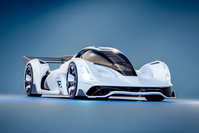 コクピットの幅は狭く、空力面やクーリングの面で貢献する