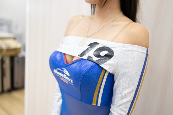 通常コスチュームはオフショルのトップスを採用