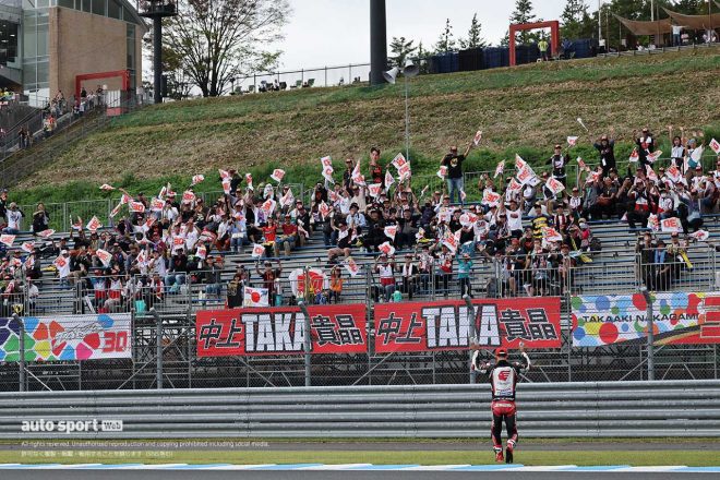 ファンサービスする中上貴晶選手（LCR Honda Idemitsu）