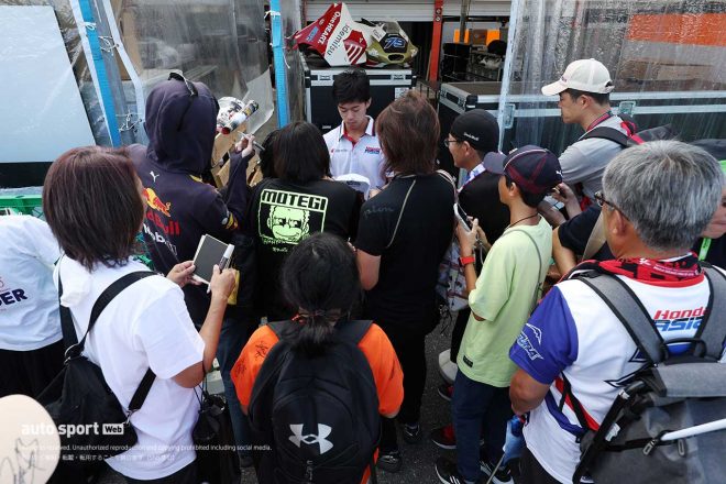 パドックでサインに応える小椋藍選手（Idemitsu Honda Team Asia）