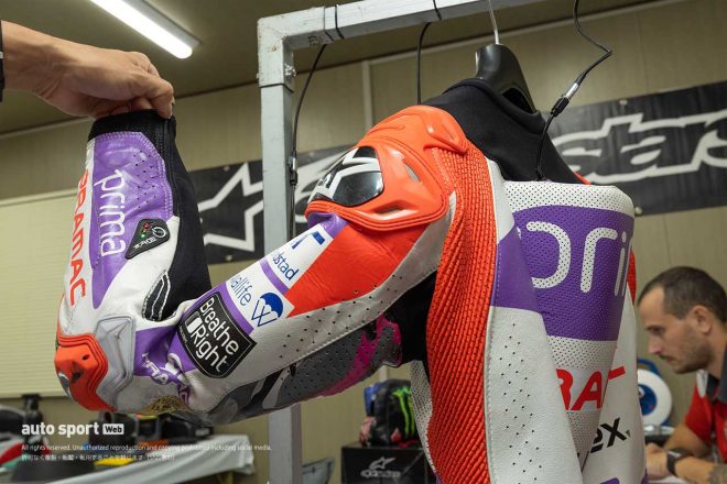 ホルヘ・マルティン選手（Prima Pramac Racing）のツナギはアパレルメーカーのAnti Social Social Clubとコラボした日本GP限定カラー。二の腕部に注目