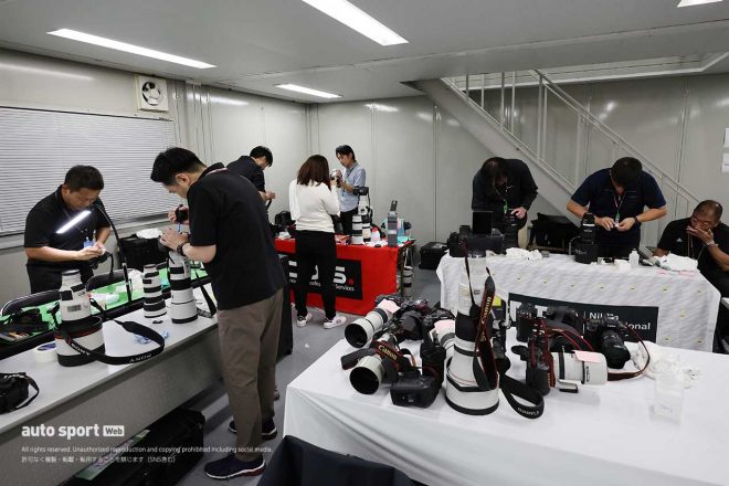 レース終了後は座る間もないくらい大忙し。左から、S、C、N社