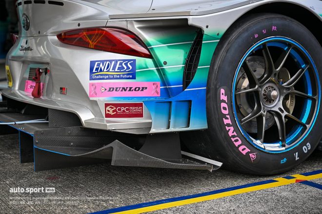 2023スーパーGT第7戦オートポリス　Syntium LMcorsa GR Supra GTに貼られたピンクのダンロップロゴ