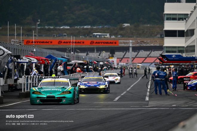 2023スーパーGT第7戦オートポリス　コースインする埼玉トヨペットGB GR Supra GT、DOBOT Audi R8 LMS、マッハ車検 エアバスター MC86 マッハ号