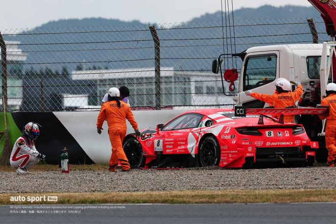 2023スーパーGT第7戦オートポリス　回収作業が行われる8号車ARTA MUGEN NSX-GTを見つめる大湯都史樹