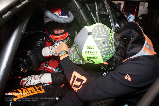 2023スーパーGT第7戦オートポリス　初のGT500クラスでの予選を終えた木村偉織。牧野任祐もエールを送る（STANLEY NSX-GT）