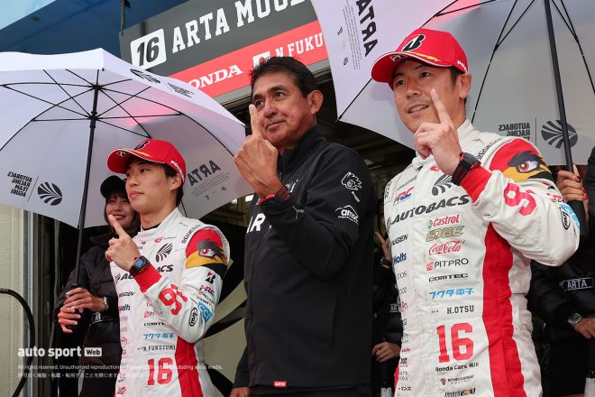 2023スーパーGT第7戦オートポリス　GT500クラスのポールポジションを獲得した福住仁嶺／鈴木亜久里監督／大津弘樹（16号車ARTA MUGEN NSX-GT）