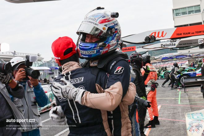 2023スーパーGT第7戦オートポリス　ポールポジション獲得を喜ぶ堤優威と平良響（muta Racing GR86 GT）