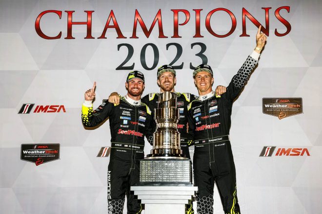 GTDプロクラスの年間タイトルを獲得したバッサー・サリバン14号車レクサスRC F GT3のジャック・ホークスワース（中）とベン・バーニコート（右）。サードドライバーのカイル・カークウッド（左）。