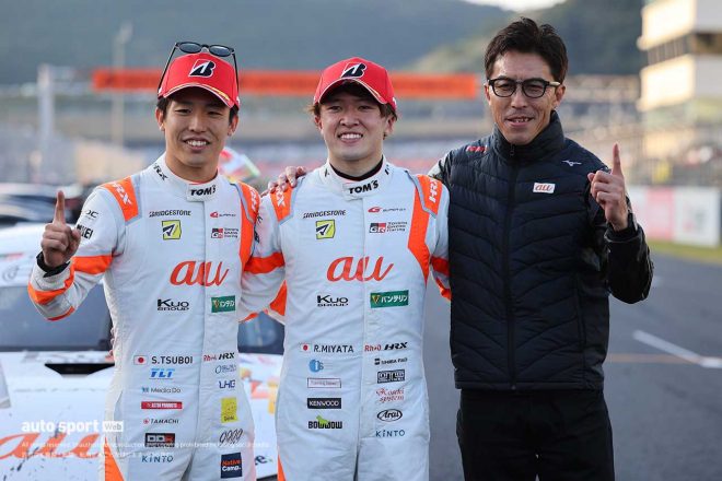 2023スーパーGT第7戦オートポリス　GT500クラス優勝を飾った坪井翔／宮田莉朋／伊藤大輔監督（au TOM’S GR Supra）
