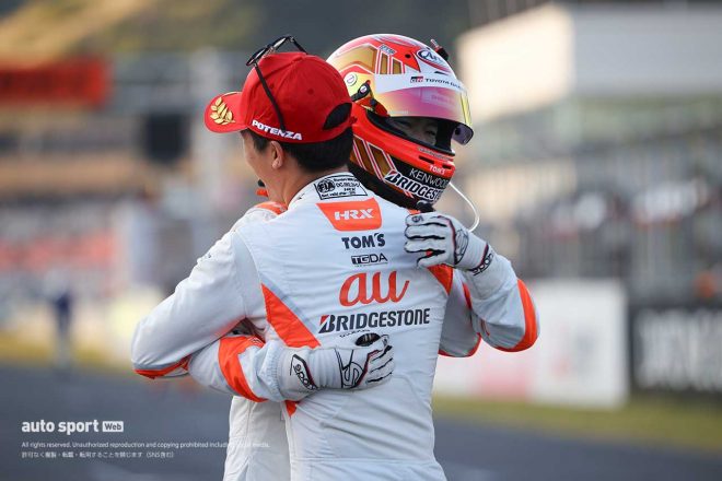 2023スーパーGT第7戦オートポリス　GT500クラス優勝を喜ぶ坪井翔と宮田莉朋（au TOM’S GR Supra）