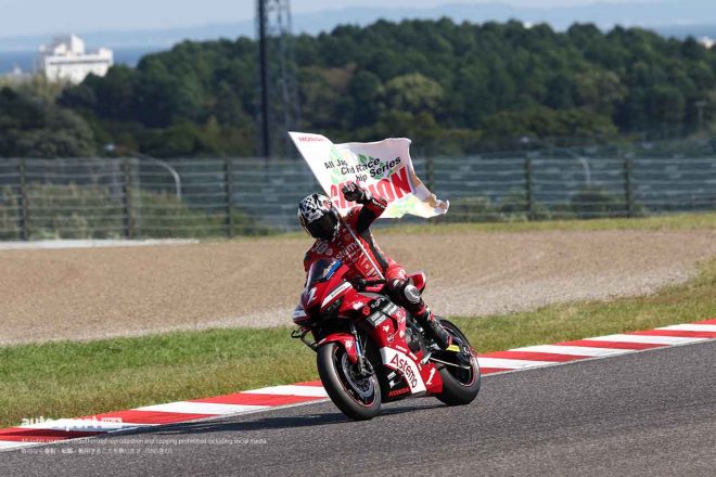 チャンピオンを飾った渡辺一馬（Astemo HondaDream SI Racing）／2023全日本ロード第8戦鈴鹿 ST1000 レース2