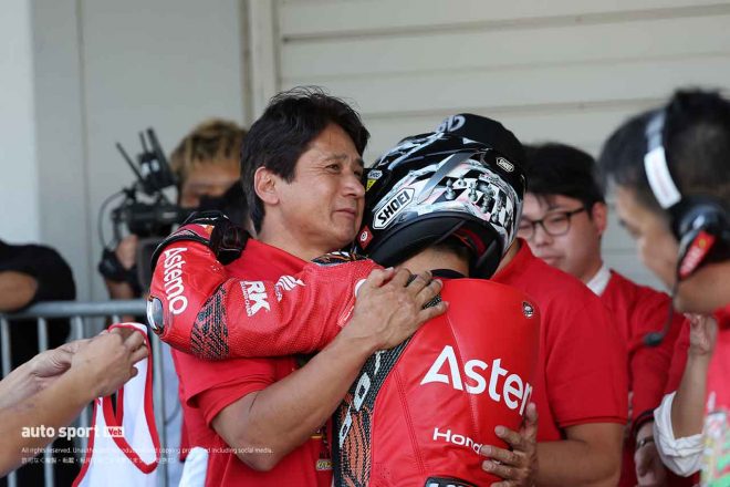 伊藤真一監督と抱き合う渡辺一馬（Astemo HondaDream SI Racing）／2023全日本ロード第8戦鈴鹿 ST1000 レース2