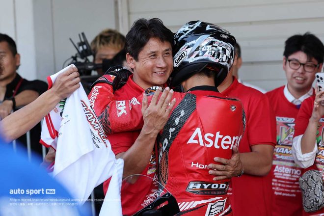 伊藤真一監督、渡辺一馬（Astemo HondaDream SI Racing）／2023全日本ロード ST1000 チャンピオン