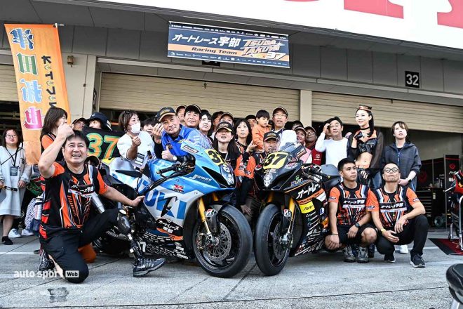 ピットウォーク中に記念撮影を行うAutoRace Ube Racing Team／2023全日本ロード第8戦鈴鹿