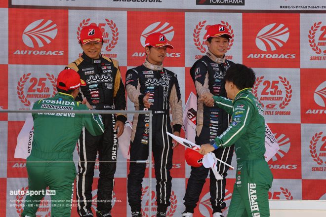 2023スーパーGT第7戦オートポリス　表彰式で互いの健闘を称えあう52号車と2号車のドライバー