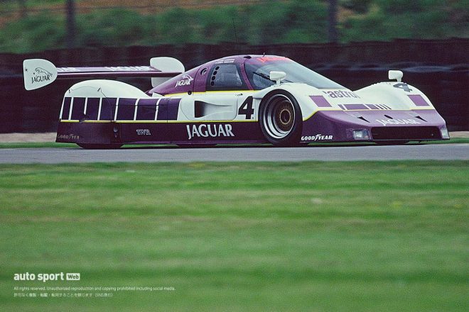 1990年のWSPC第3戦シルバーストンで2位に入った4号車の『ジャガーXJR-11』。アンディ・ウォレスとヤン・ラマースがステアリングを握った。
