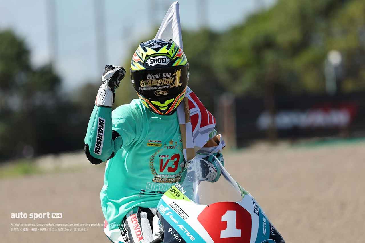 チャンピオンを獲得した尾野弘樹(P.MU 7C GALESPEED)/2023全日本ロード第8戦鈴鹿 J-GP3 | autosport web
