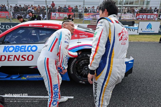 2023スーパーGT第7戦オートポリス　タイヤについて話し合う関口雄飛（DENSO KOBELCO SARD GR Supra）と国本雄資（WedsSport ADVAN GR Supra）
