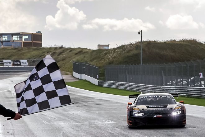 ダブルタイトル獲得を決めるトップチェッカーを受けた40号車アウディR8 LMS GT3エボII