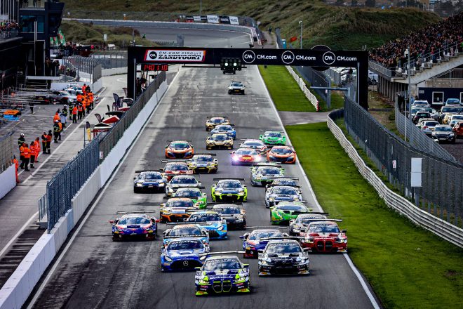 マキシム・マルタン/バレンティーノ・ロッシ組46号車BMW M4 GT3がポールシッターとなった2023年GTWCヨーロッパ第10戦ザントフォールト・レース2のスタートシーン