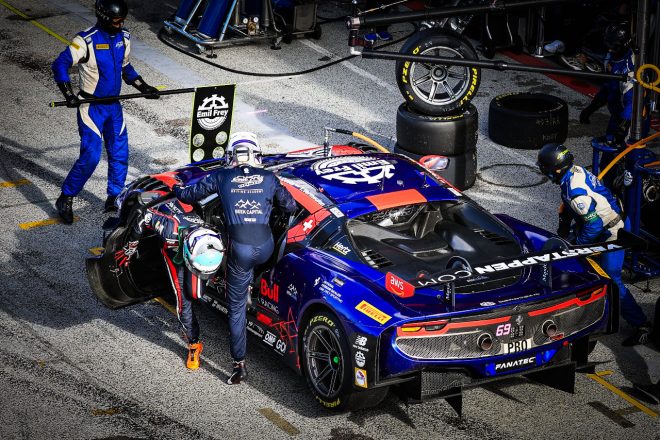 レース1で40号車アウディR8 LMS GT3エボIIと優勝争いを繰り広げるも2位となった69号車フェラーリ296 GT3（エミル・フレイ・レーシング）