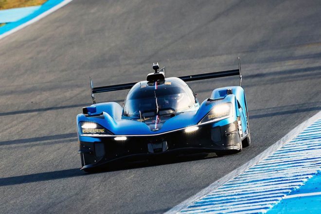 スペインのヘレスでテストを行うアルピーヌA424