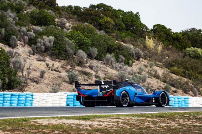 スペインのヘレスでテストを行うアルピーヌA424。今回のテストから、ブルーのカラーリングが施されている