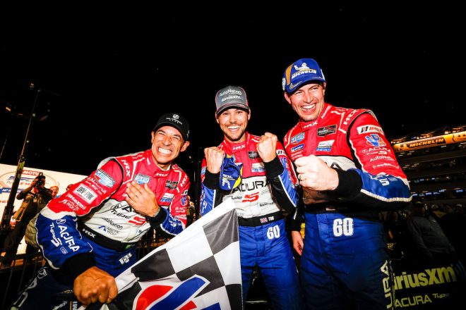 2023年シーズン最終戦プチ・ル・マンで優勝したMSRのトム・ブロンクビスト（中央）