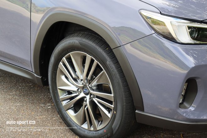 225／55R18オールシーズンタイヤ＆18インチアルミホイール（スーパーブラックハイラスター塗装）を標準装備。