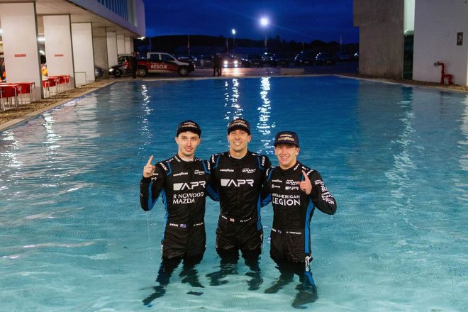 アルガルベ恒例となっているプールに飛び込み、タイトル獲得を祝うアルガルベ・プロ・レーシング25号車のアレン、リン、シンプソン