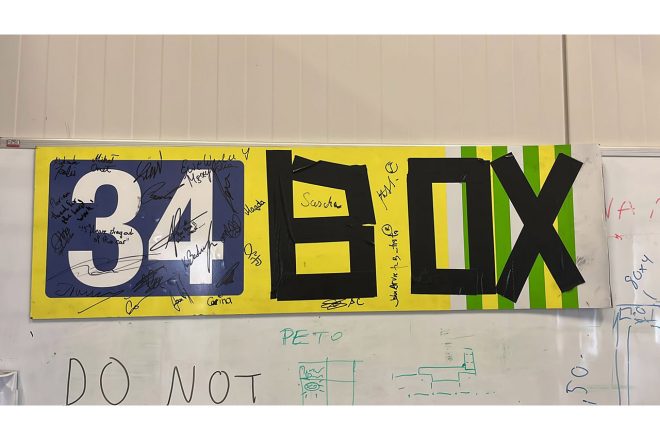 いまもファクトリーに保管されている、無線不通時の“急造サインボード”。ピットインを伝える『BOX』の文字が、テープで作られている。