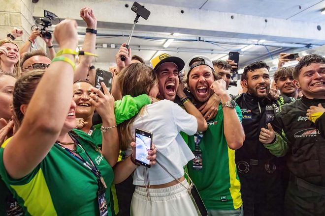 ピットで歓喜の瞬間を迎えたアルベルト・コスタとインターユーロポル・コンペティションのクルーたち