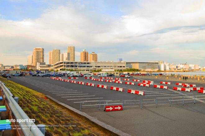 最終ターン18方向から望む東棟屋外臨時駐車場。ホームストレート、ピットレーン、ターン1が設けられる