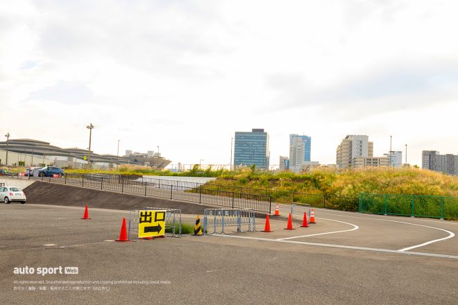 ターン2（左奥）から坂を下りターン3（右）に至る。最近工事されたようで、Google Mapの航空写真には写っていない（10月25日時点、地形図には反映済）