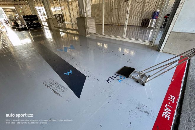 ピットにはF1日本グランプリの“爪痕”も残されている