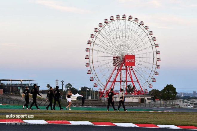 スーパーフォーミュラ第8・9戦鈴鹿　10月26日搬入日の様子　トラックウォークを行うTEAM MUGENのリアム・ローソンら