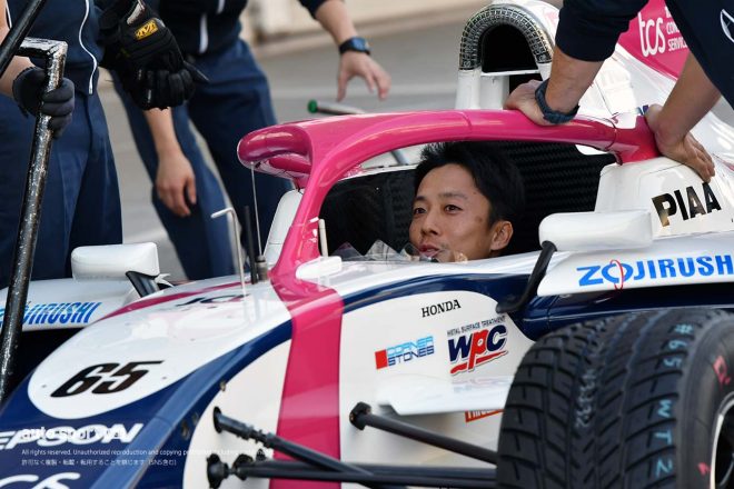 スーパーフォーミュラ第8・9戦鈴鹿　10月26日搬入日の様子　65号車のコクピットに座るTCS NAKAJIMA RACINGの伊沢拓也監督