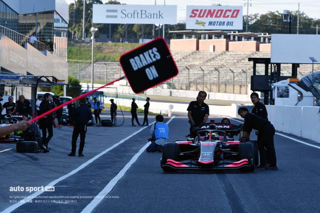 手押しでピットストップ練習を行う大草りき（TGM Grand Prix）