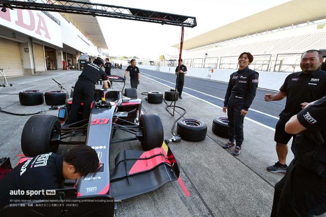 チームスタッフと談笑する大草りき（TGM Grand Prix）