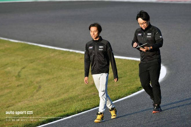 上城直也エンジニアとコース下見を行う大草りき（TGM Grand Prix）
