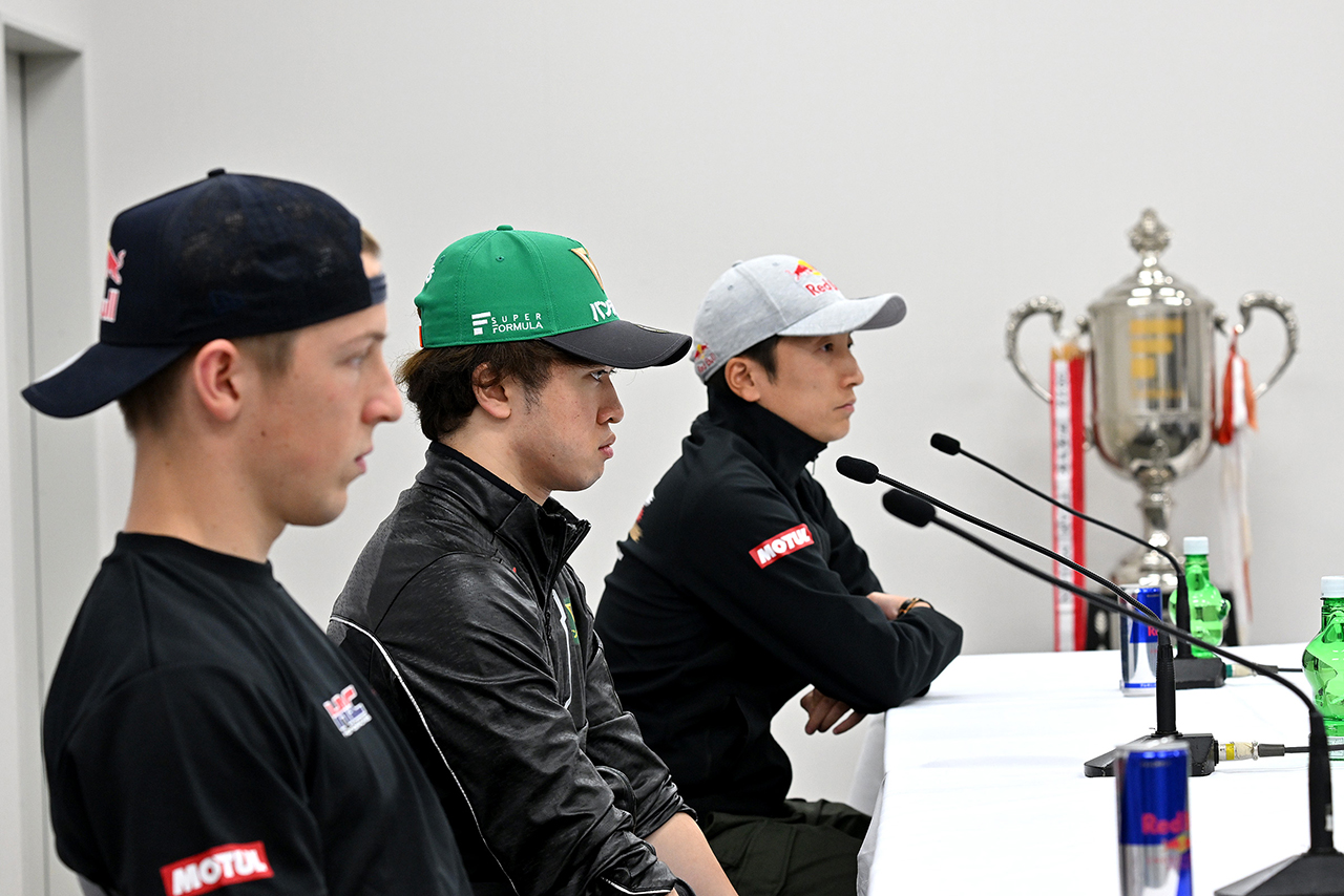 金曜記者会見に臨んだリアム・ローソン、宮田莉朋、野尻智紀