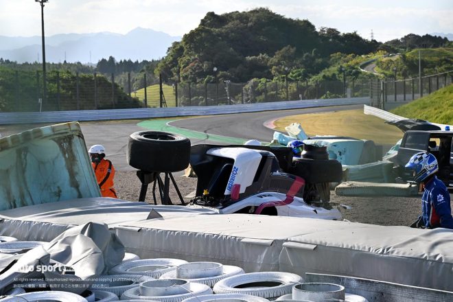 2023スーパーフォーミュラ第8戦鈴鹿　横倒しの状態で静止した大津弘樹車