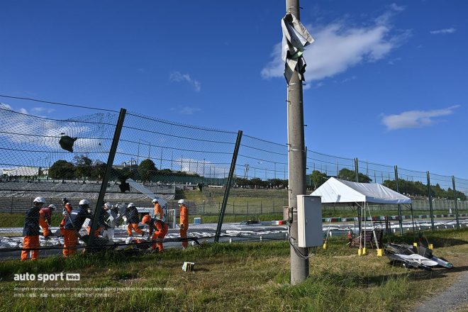 2023スーパーフォーミュラ第8戦鈴鹿　衝撃でスポンジバリアのカバーが電柱まで飛ばされていた。