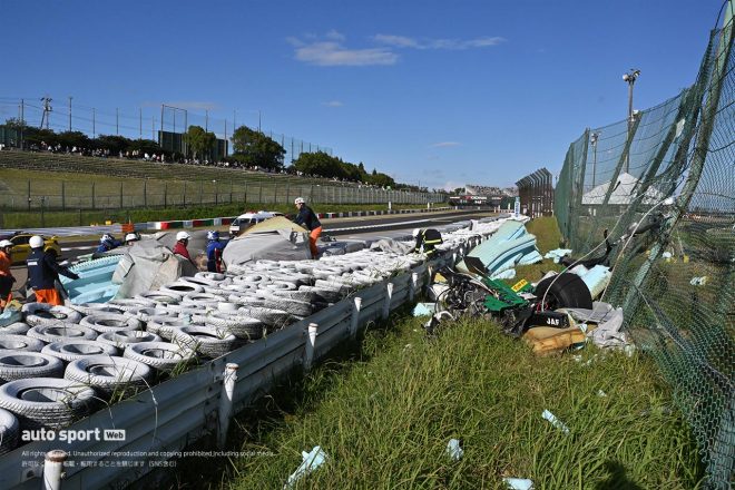 2023スーパーフォーミュラ第8戦鈴鹿　130Rのクラッシュにより、パーツやスポンジバリア等が散乱した。