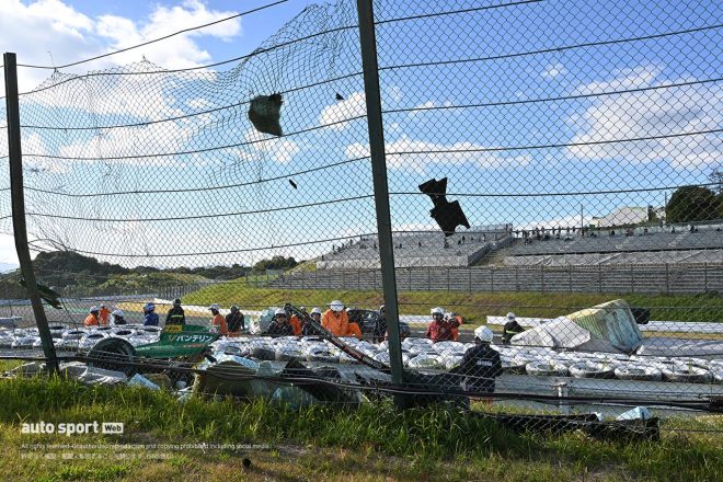 2023スーパーフォーミュラ第8戦鈴鹿　130Rのクラッシュにより、パーツやスポンジバリア等が散乱した。