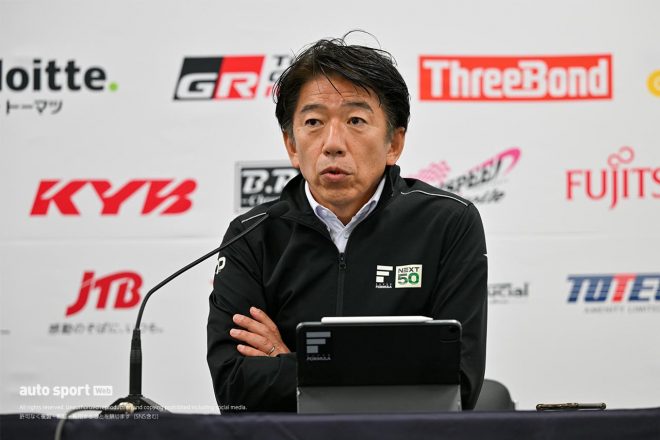 2023スーパーフォーミュラ第8戦鈴鹿　レース後、メディアに向けて説明を行う上野禎久社長